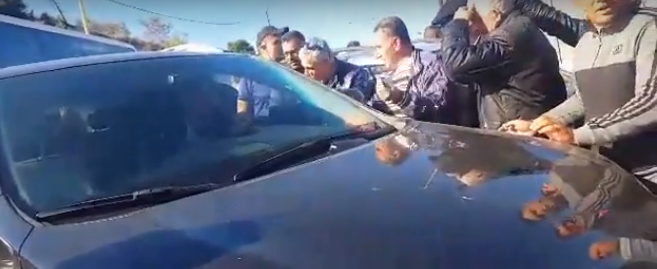 Qytetarët bllokojnë Vangjel Dulen në Kakavijë: Hyr në radhë si të tjerët, prej teje u bllokuam