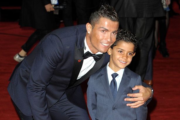 Bëmë baba të të ngjaj/ Djali i Ronaldos imiton të atin