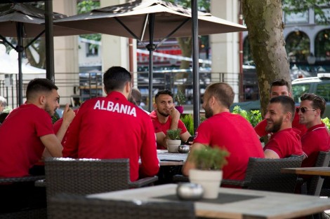 FOTO+VIDEO/ Çunat e Kombëtares fillojnë lojërat, e marrin me lehtësi ndeshjen me Turqinë