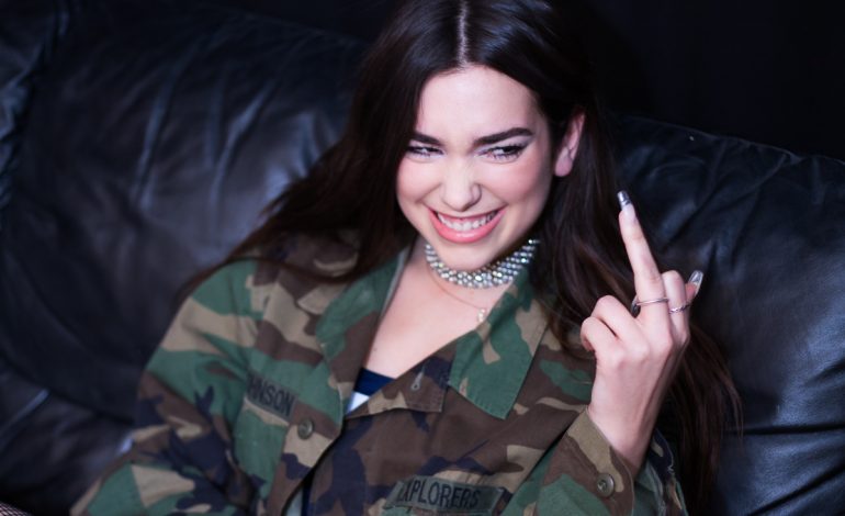 Dua Lipa publikon pamje nga prapaskenat e videoklipit të ri (FOTO)