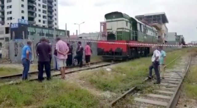 Treni merr para makinën e policisë në Durrës/ Tre efektivë të plagosur