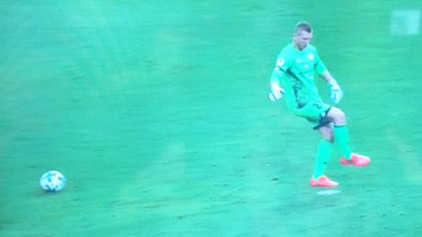 Gafa e javës/ Portieri i Mainzit ngatërron topin me pikën e penalltisë, plas gallata në rrjetet sociale (VIDEO)