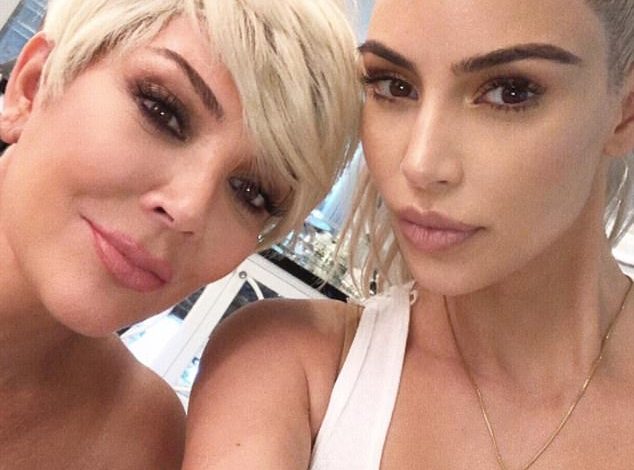Kim Kardashian dhe Kris Jenner si motra binjake, ja si e uron për ditëlindje
