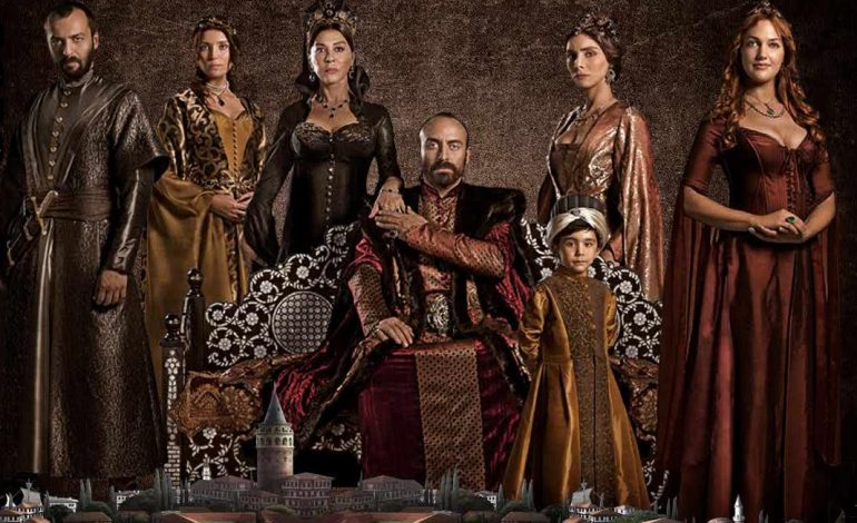 Familja e këngëtarit shqiptar nën kostumet e Sulejmanit të Madhërishëm, ja si duken ata (FOTO)