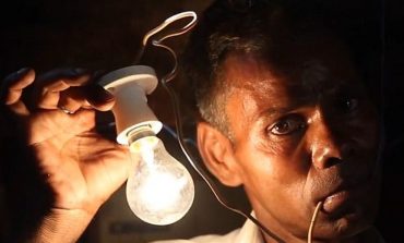 "Njeriu llambë", ushqehet me energji elektrike