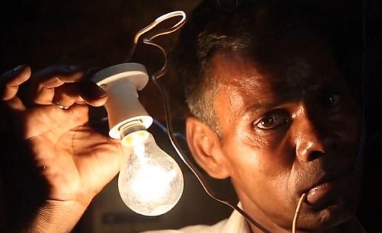 “Njeriu llambë”, ushqehet me energji elektrike