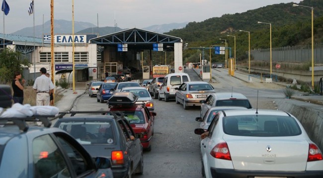 Pala greke kthen pas shqiptarët në kufi, u vendosin kryq në pasaporta