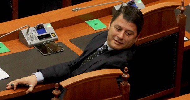 Ndreu ironizon Salianjin: Vetëm një fëmijë ankohet kur i thonë “Do të të rrah”