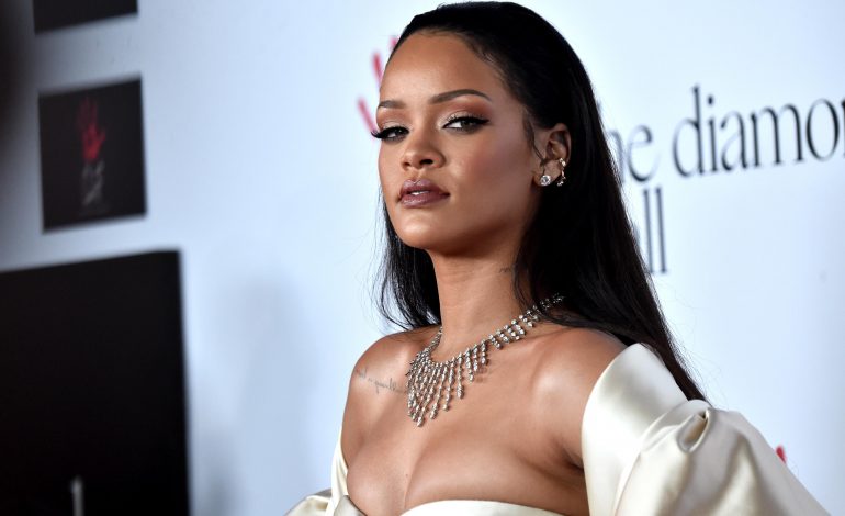 Rihanna sa më e “trashë” aq më seksi (Foto)
