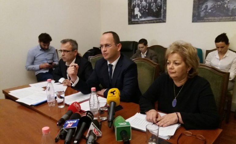 Nxehet situata tek Komisioni i Integrimit/ Bushati në sulm