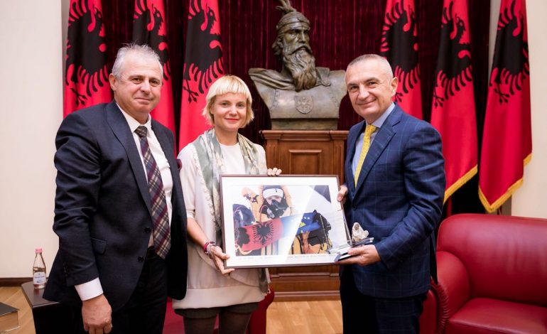 Meta pret në zyrë shpiptaren e parë që u ngjit në Everest