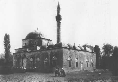 VIDEO/ KMSH publikon pamjet ekskluzive të rihapjes së xhamisë së parë në 1990