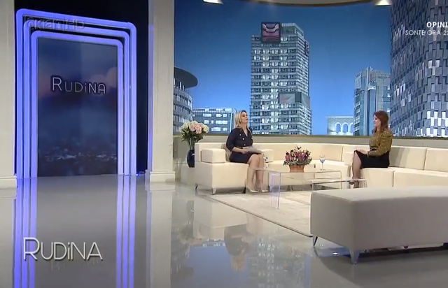 Deputetja e PD-së përlotet live në studio, bashkëshorti i bën…