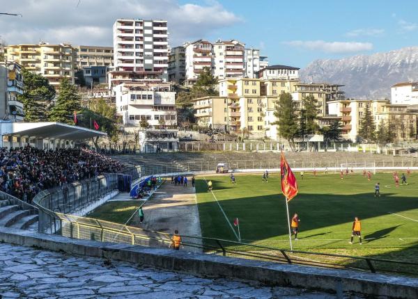 Gurë dhe grushta mbi arbitrin e ndeshjes në Gjirokastër, policia nuk ndërhyn