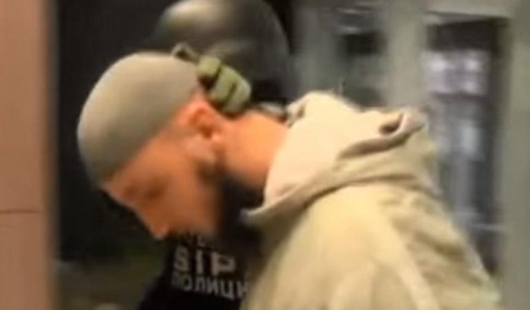 SARAJEVE/ Policia prangos xhihadistin e armatosur në stacion