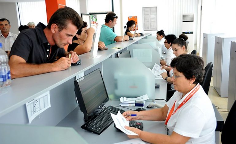 Ja pse shqiptarët duan të punojnë në administratë, 1/3 e vitit pushim