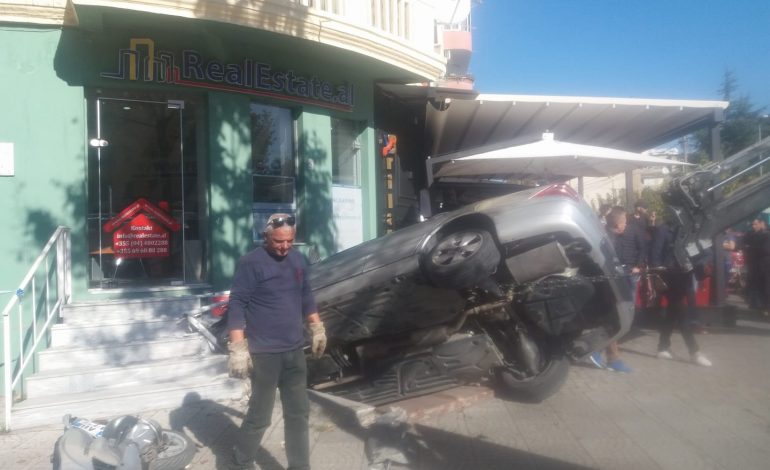 AKSIDENTI/ Prag tragjedie në Tiranë, si shpëtuan qytetarët nga fluturimi i makinës