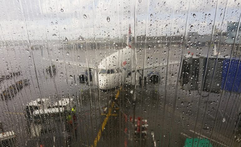 Moti i keq, Aeroporti i Rinasit qetëson udhëtarët: Fluturimet vijojnë normalisht