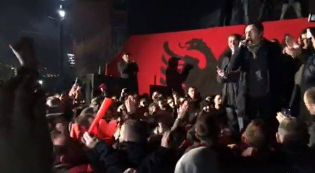 Albin Kurti shkel masën e “arrest shtëpie”