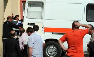 Tragjike/ Bie nga pallati në tarracën e dyqanit, humb jetën një person në Shkodër