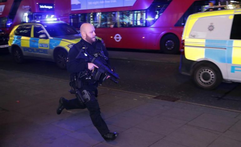 Angli/ Kaos në metro, dyshohet për sulm terrorist (VIDEO)