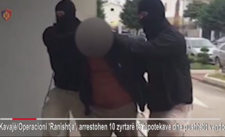 Publikohen pamjet, si u arrestuan zyrtarët dhe ish-zyrtarët që vidhnin tokat shtetërore (Video)
