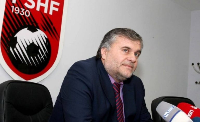 FOTO/ Ardjan Takaj shmang Demin, e ndjek ndeshjen në krah të moderatores seksi