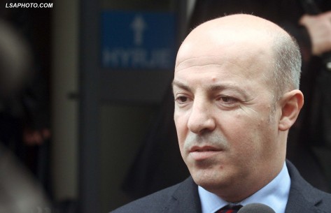 Mbërrin në policinë e Tiranës avokati i gjyqtarit Shkëlqim Miri
