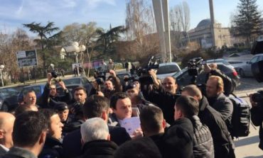 VIDEO/ Arrestohet Albin Kurti, në pranga edhe deputetet Albulena Haxhiu e Donika Kadaj