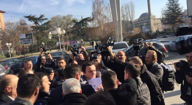 VIDEO/ Arrestohet Albin Kurti, në pranga edhe deputetet Albulena Haxhiu e Donika Kadaj