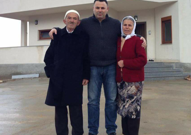 ISH DEPUTETI/ Asllan Dogjani bëhet nostlagjik, rikthen foton e katër viteve më parë