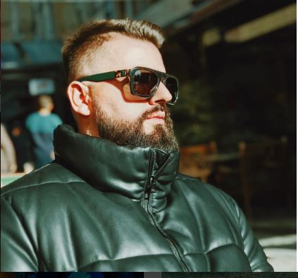 Unazën në gisht producentit kosovar/ Foto nga fejesa