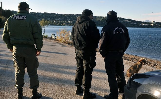 Gjendet i djegur në makinë një shqiptar në Athinë, dyshimet e para nga policia