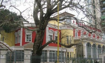 Në pritje të drejtësisë së munguar, shqiptarët "ngujohen" në dyert e Vettingut