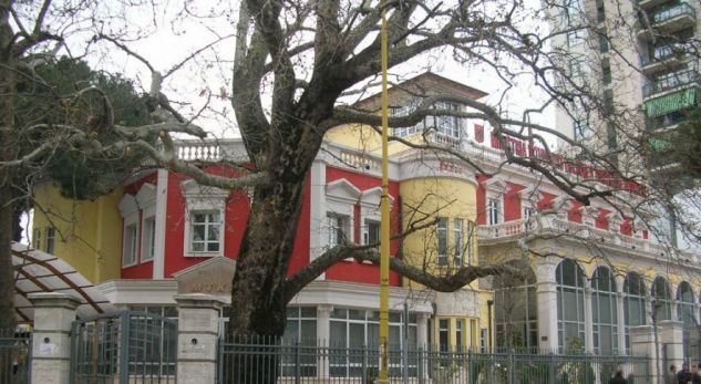 Në pritje të drejtësisë së munguar, shqiptarët “ngujohen” në dyert e Vettingut