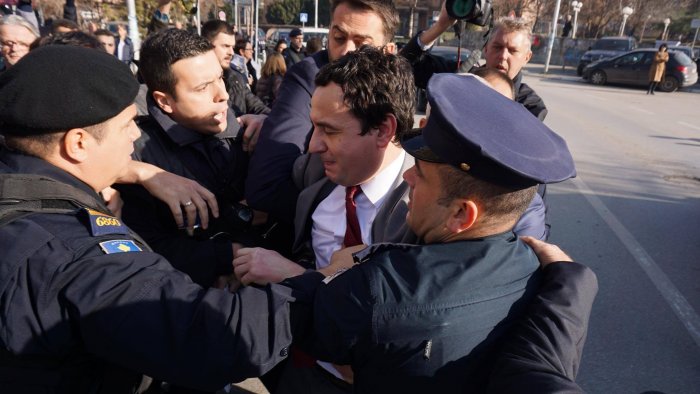 Lirohet nga burgu Albin Kurti dhe dy deputetet e tjera të Vetëvendosjes