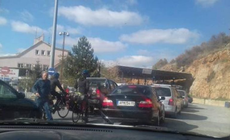 FOTO/ Grekët rikthejnë radhët, kaos në doganën e Kapshticës
