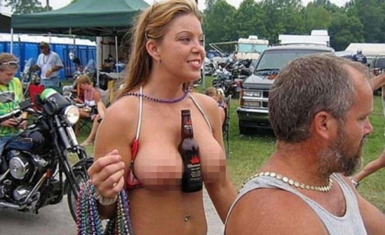 auto_4657988F00000578-5081471-Drink_holder_This_topless_woman_could_go_bra_free_and_hands_free-a-1_15106746645481510695177