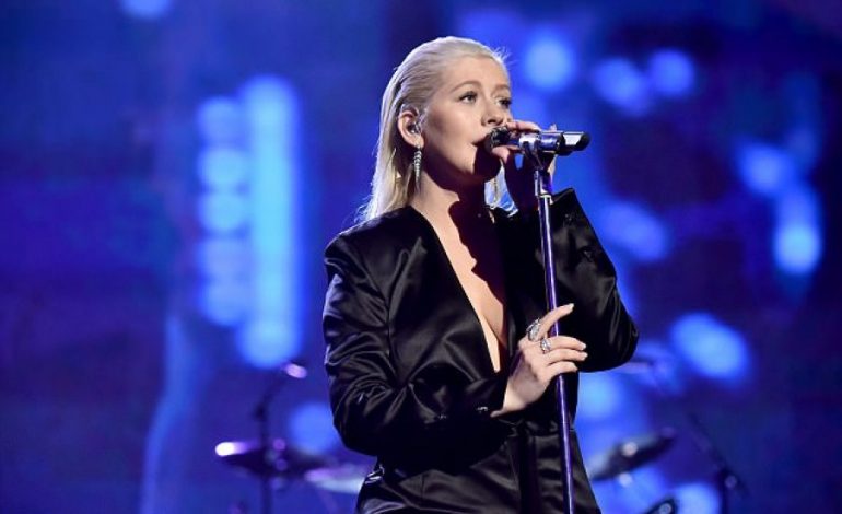 FOTO/ Pink reagon keq ndaj performancës së ish-mikeshës së saj