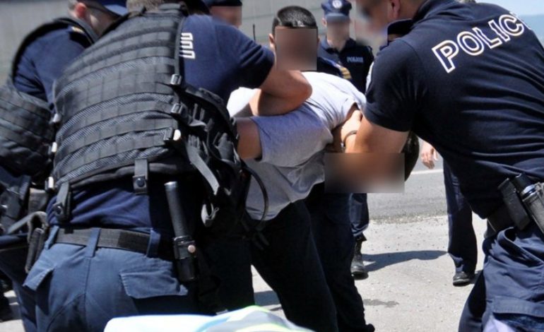 SKANDAL/ Arratiset i prangosuri, policia në Sarandë arreston katër banorë për të mbrojtur veten
