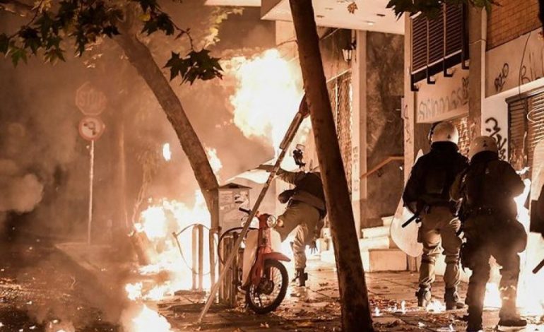 FOTO/ Përleshje në rrugët e Athinës, sulmojnë forcat policore