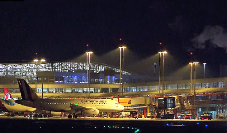 Shqiptari arratiset nga burgu, bllokon Aeroportin e Hamburgut