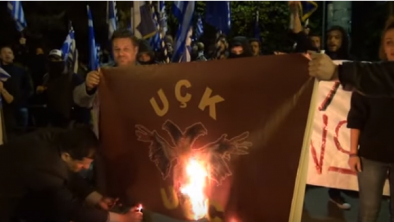 VIDEO/ Digjet flamuri shqiptar me inicialet e UÇK-së në Athinë