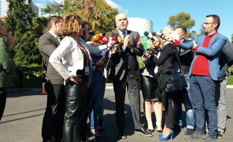 Rama nis stërvitjen e deputetëve: Ja si t`u shpëtoni mediave ‘armike’