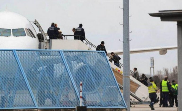 Kaos në aeroportin gjerman, arratisen dy persona që do dëboheshin