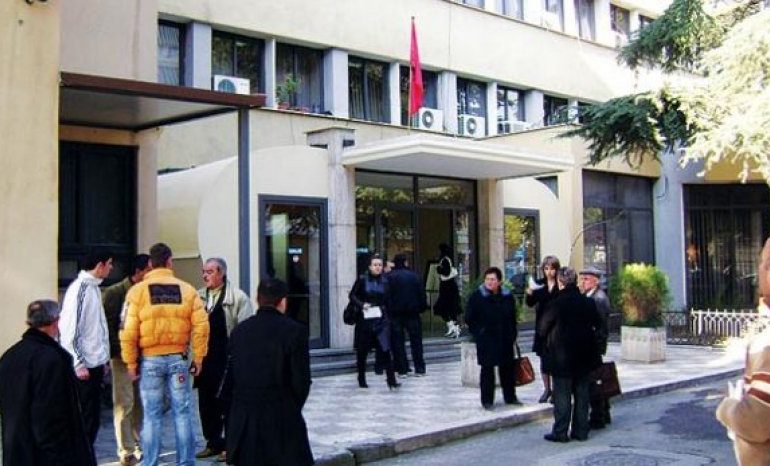 Mori truprojë dhe shofer personal, si e pësuan ata nga ‘zyrtari i Drejtësisë’