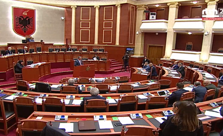 FOTO/ Salla e Parlamentit pothuajse bosh, deputeti i PD kërkon pushim. Balla kapet ‘mat’ me kundërshtarin