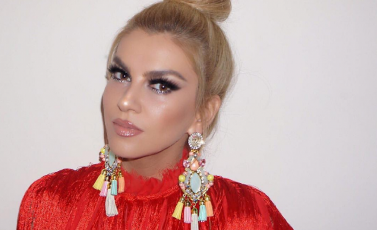 Leonora Jakupi pozon me fustan të kuq për nder të 28 nëntorit