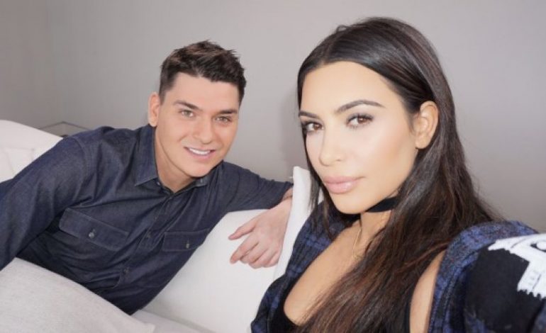 FOTO/ Grimieri i Kim Kardashian uron shqiptarët për 28 Nëntor