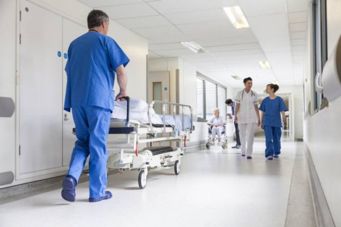 Burrel, mbërrin i vdekur në spital 53 vjeçari, kishte plagë në kokë